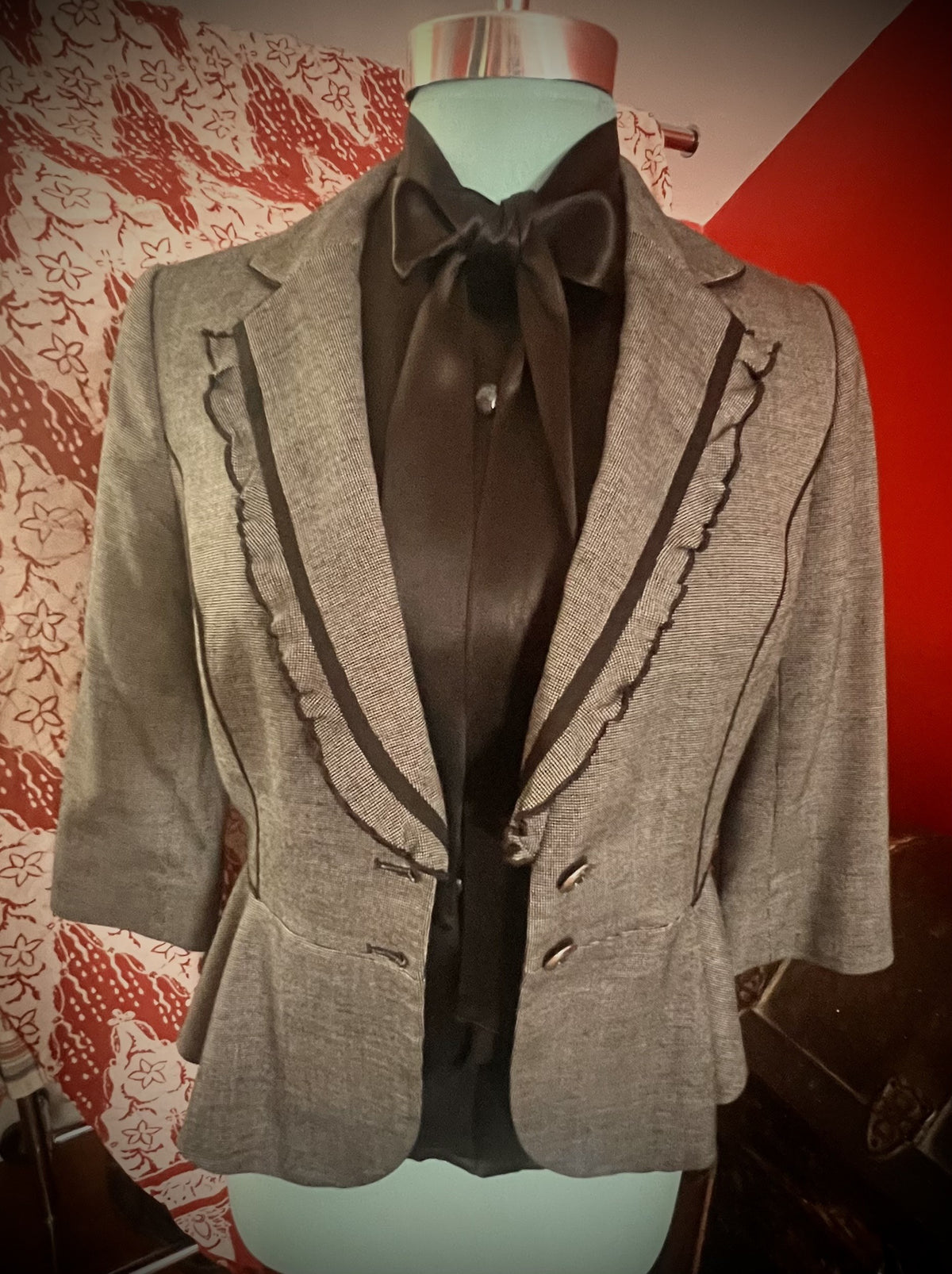 White House Black Market Size 4 Gray Ruffle Peplum Blazer Jacket