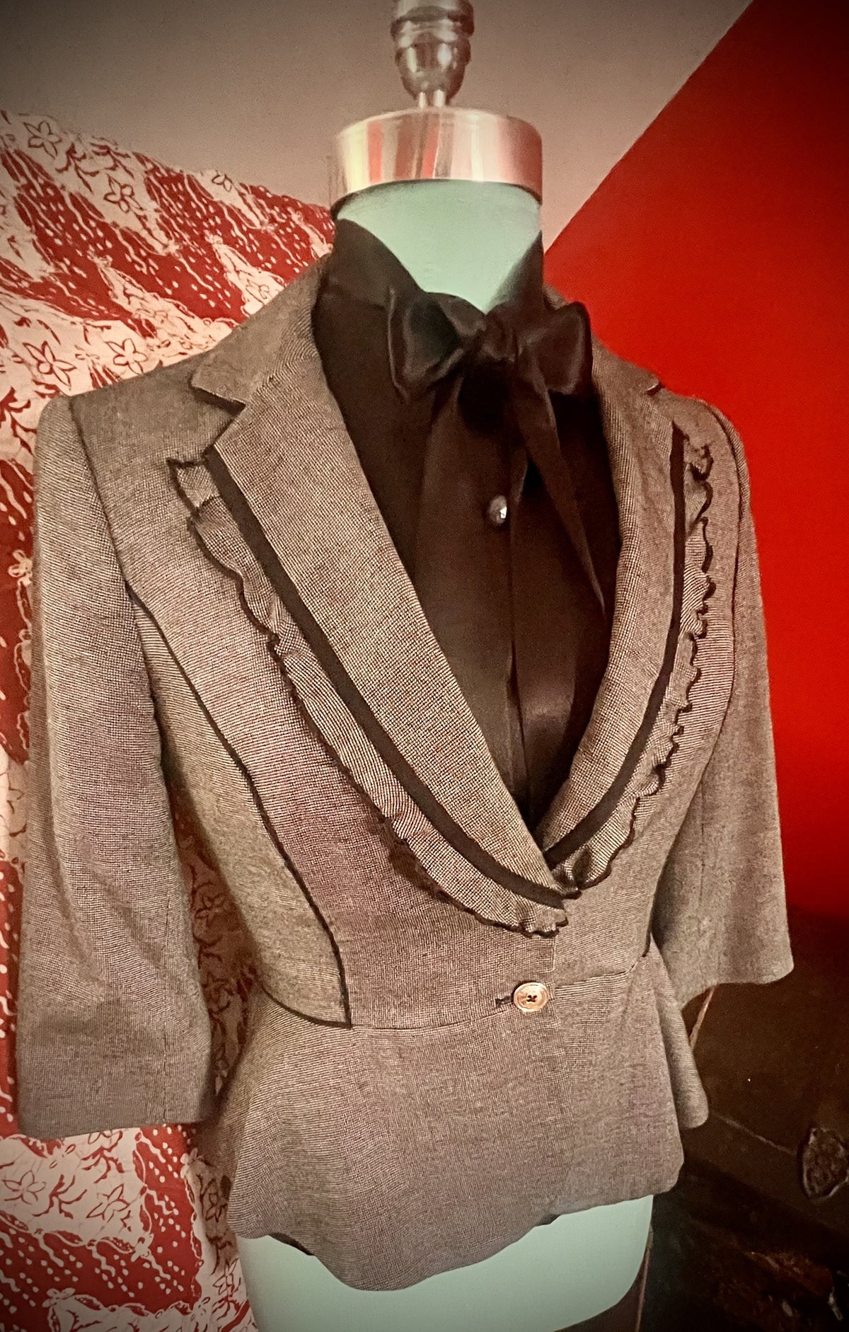 White House Black Market Size 4 Gray Ruffle Peplum Blazer Jacket