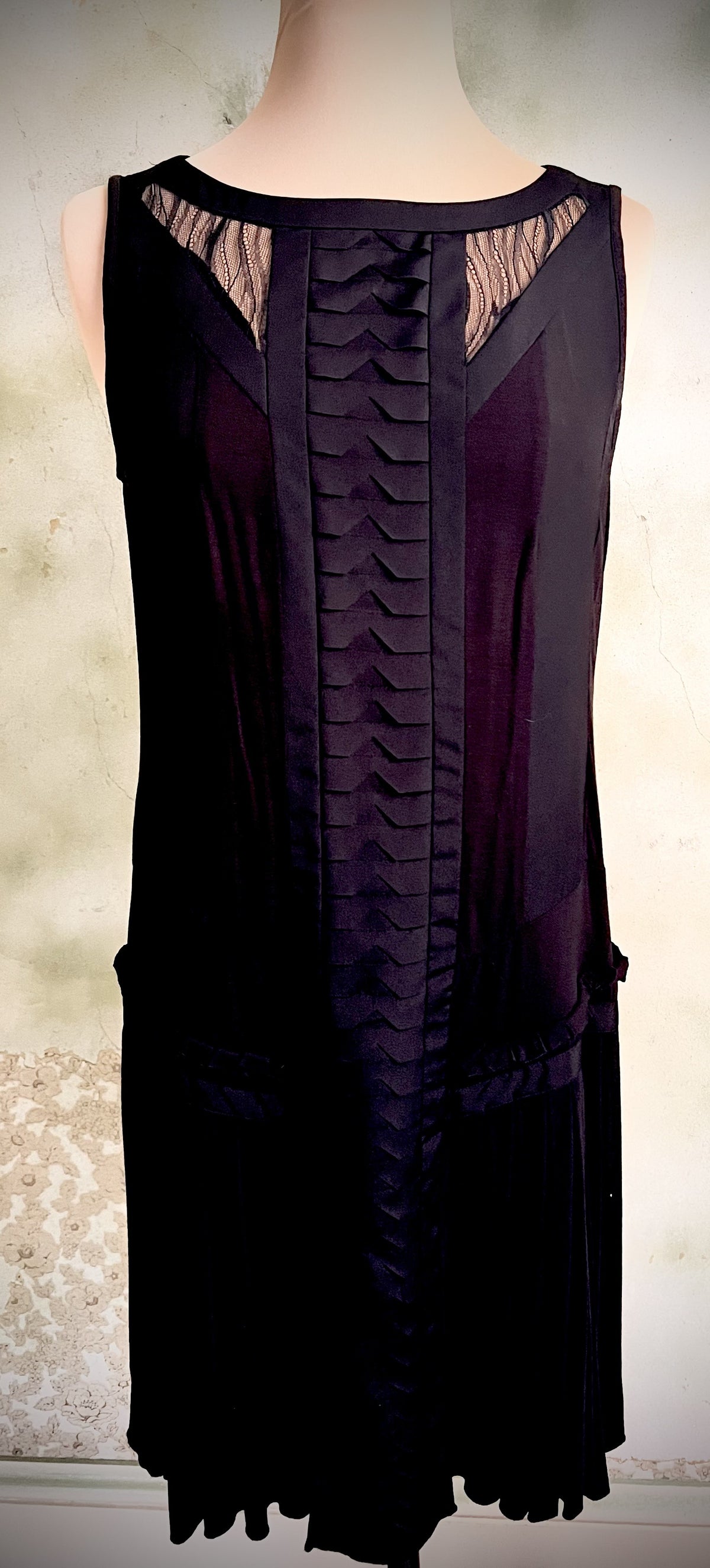 Ann Taylor Black Art Deco Pleated Drop Waist Dress Size 4