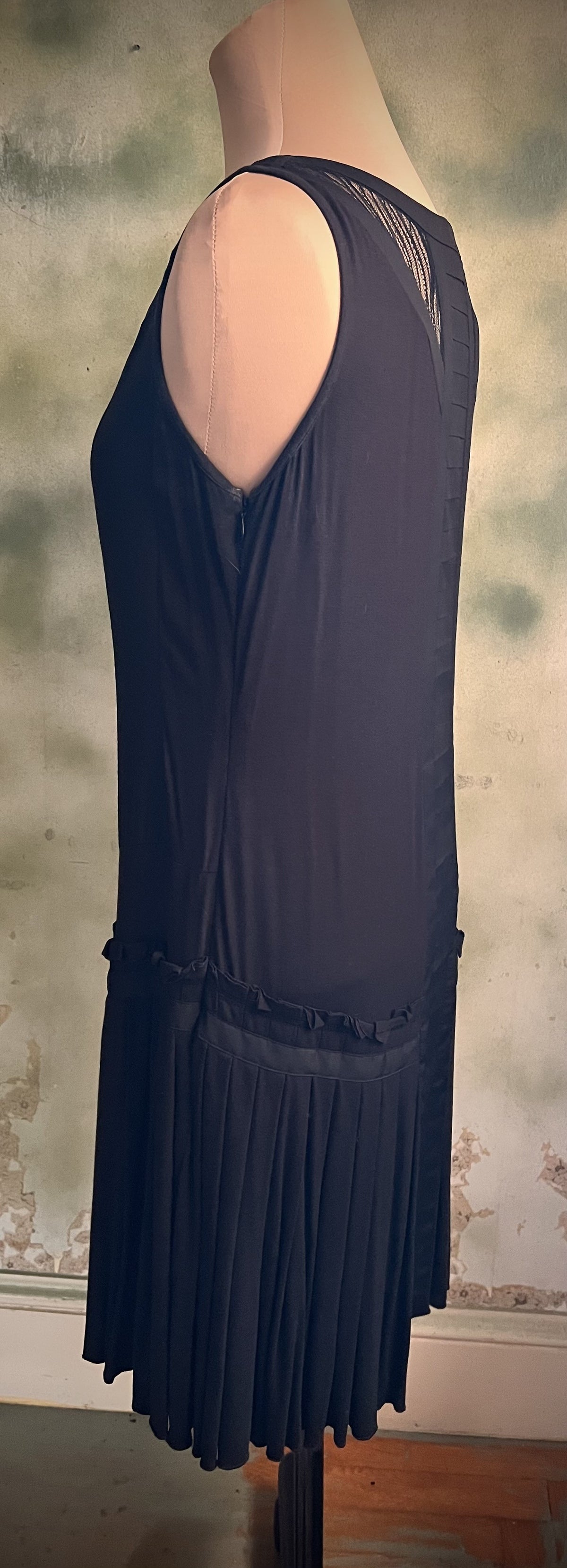 Ann Taylor Black Art Deco Pleated Drop Waist Dress Size 4