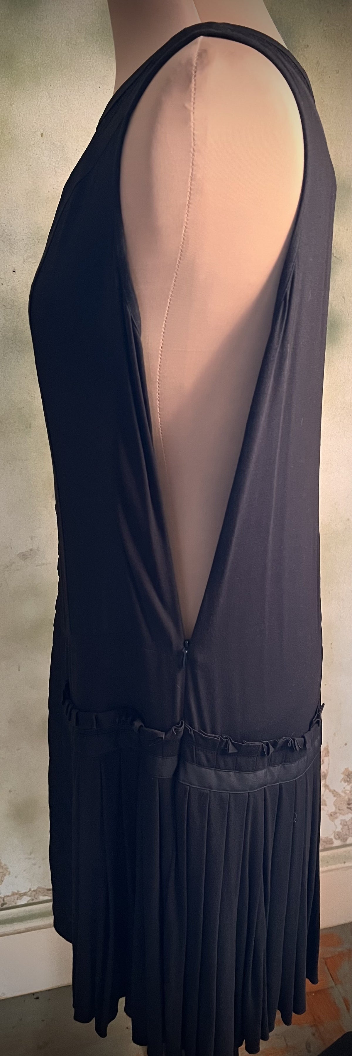Ann Taylor Black Art Deco Pleated Drop Waist Dress Size 4