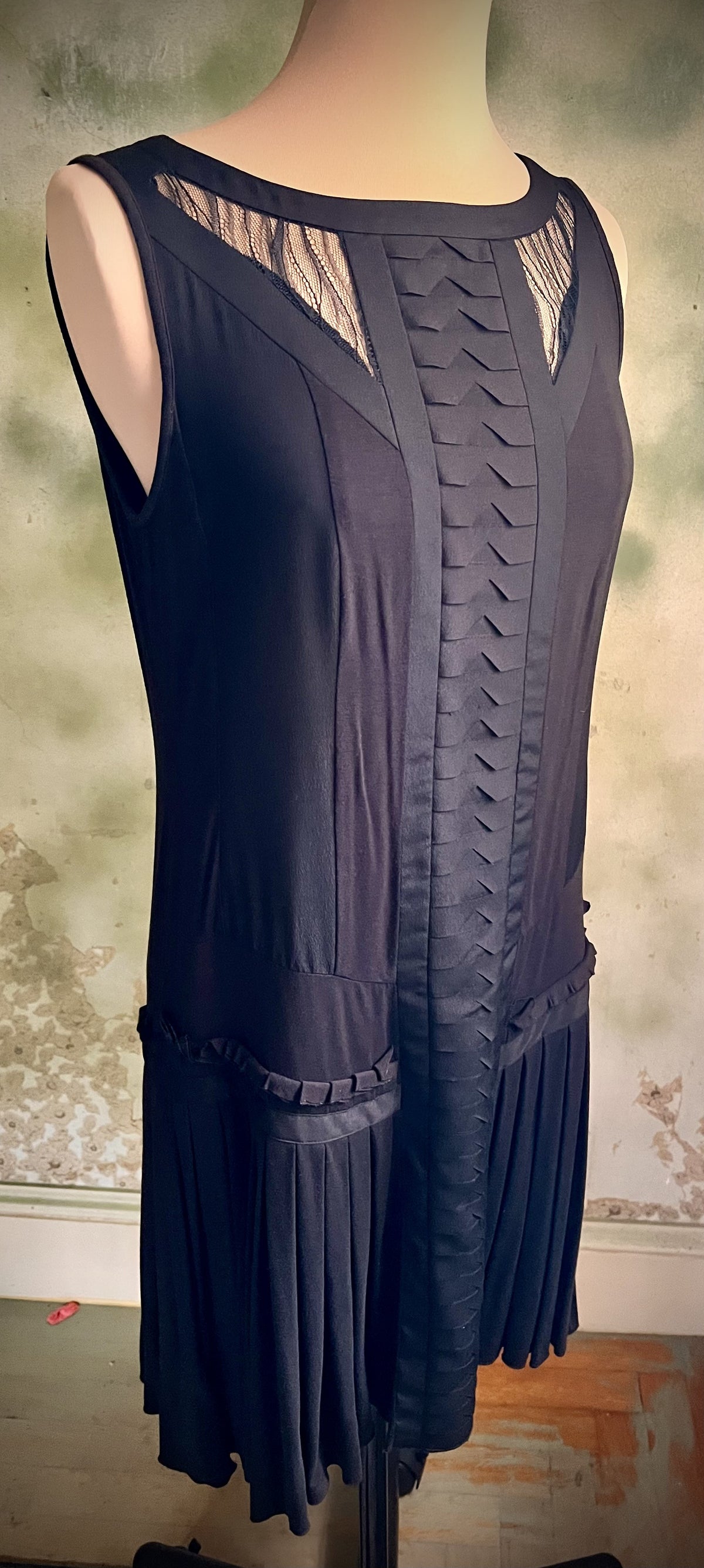 Ann Taylor Black Art Deco Pleated Drop Waist Dress Size 4
