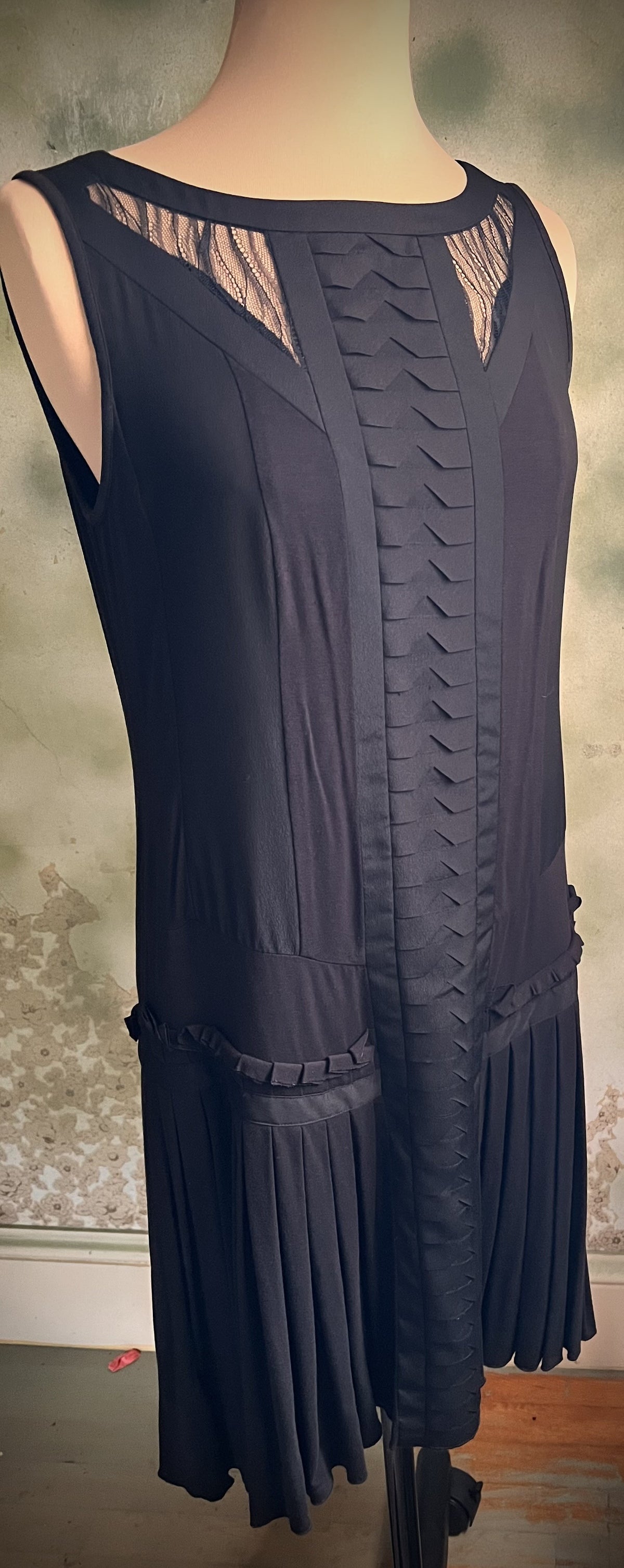 Ann Taylor Black Art Deco Pleated Drop Waist Dress Size 4