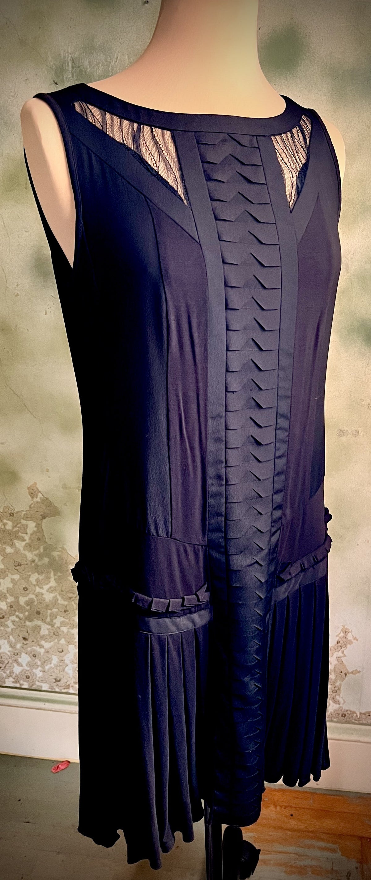 Ann Taylor Black Art Deco Pleated Drop Waist Dress Size 4