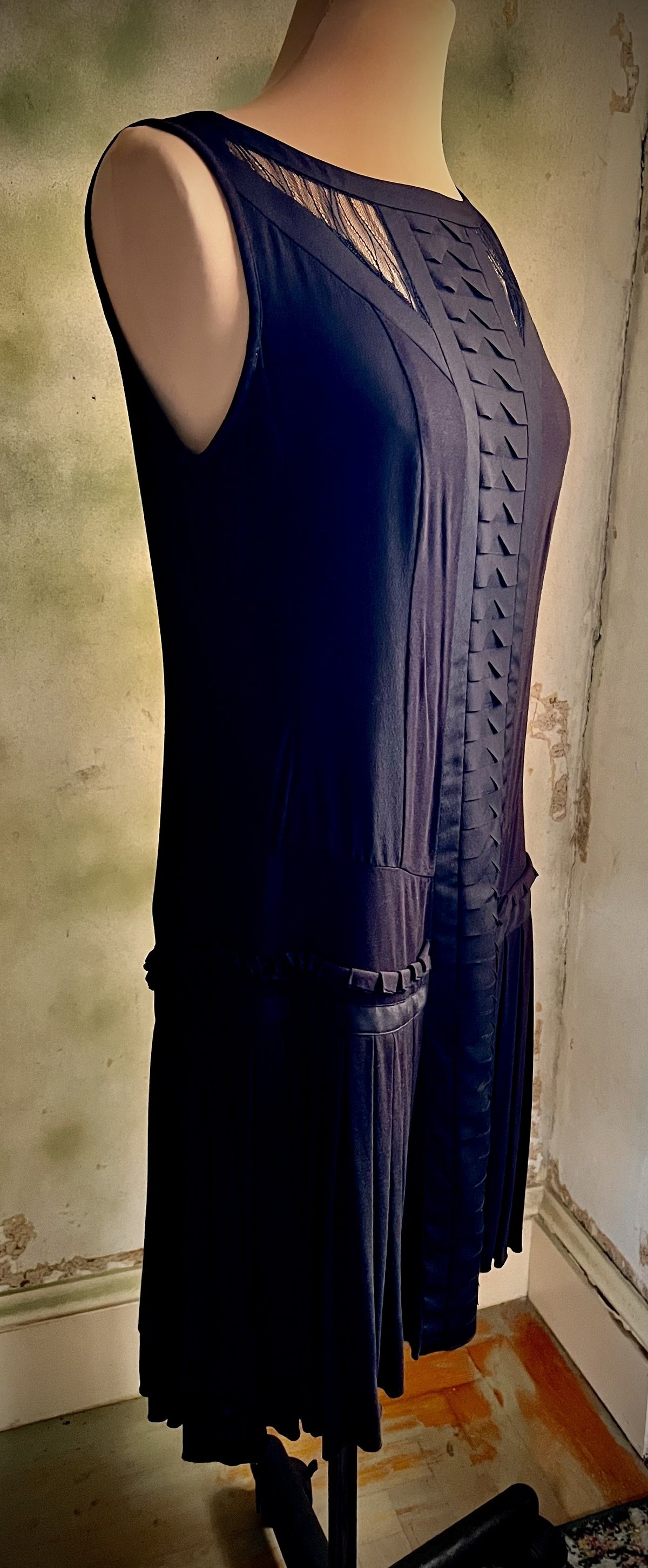 Ann Taylor Black Art Deco Pleated Drop Waist Dress Size 4