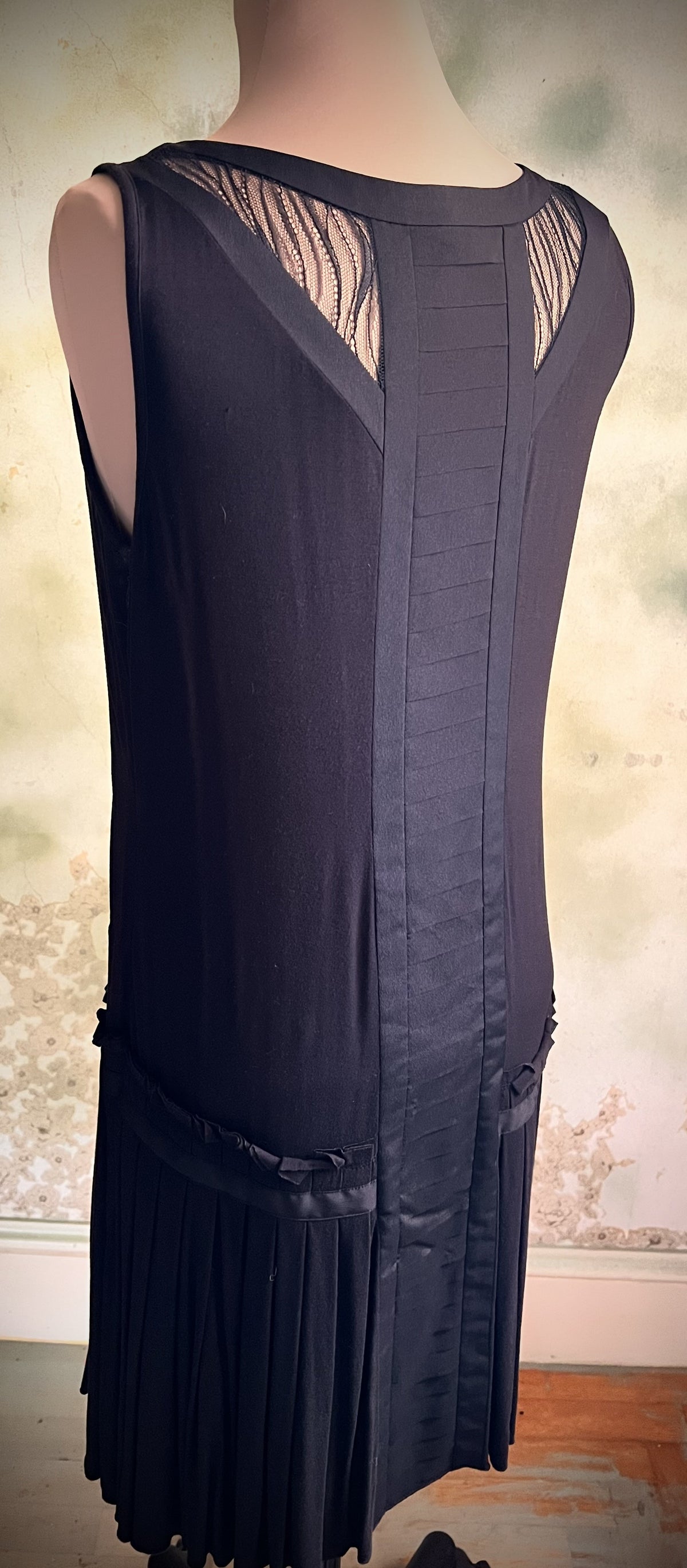 Ann Taylor Black Art Deco Pleated Drop Waist Dress Size 4
