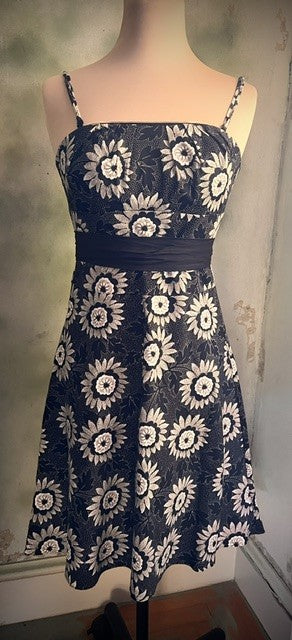 White House Black Market Size 2 Black White Floral Sundress Cotton Fit & Flare