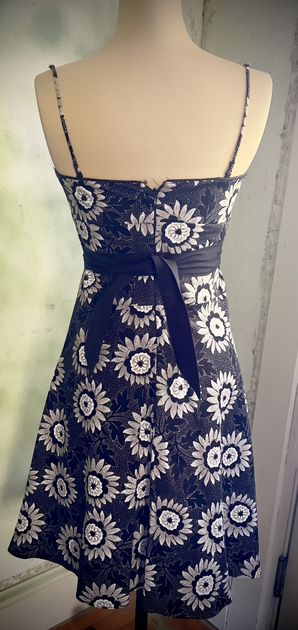 White House Black Market Size 2 Black White Floral Sundress Cotton Fit & Flare