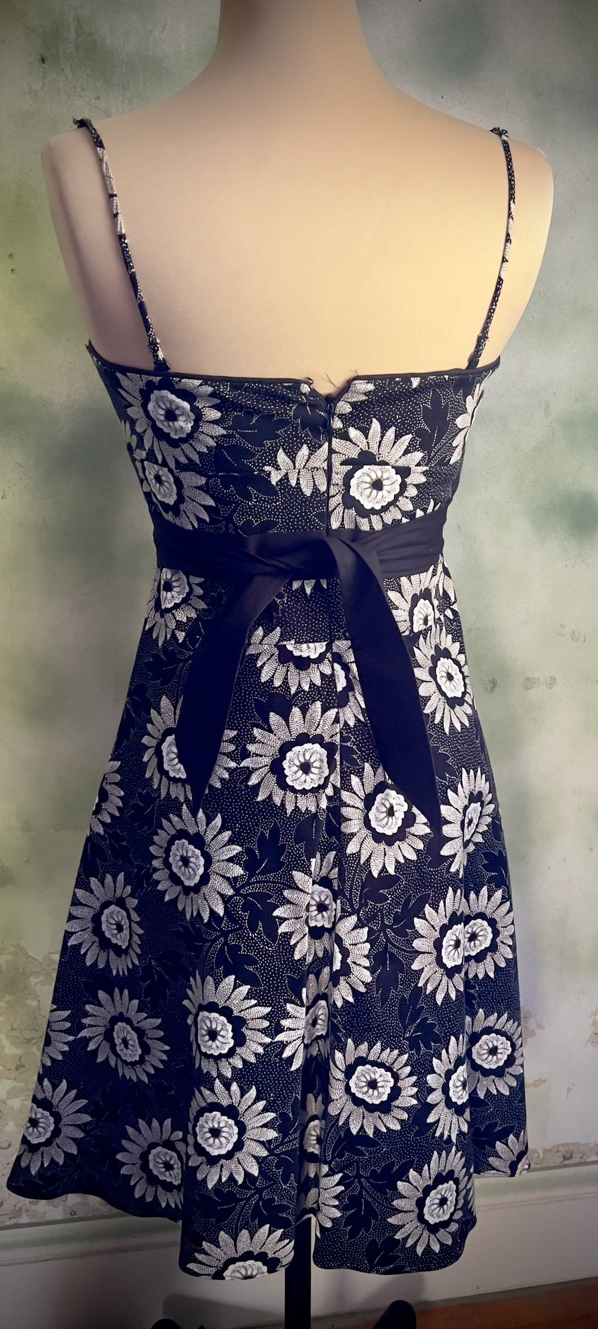 White House Black Market Size 2 Black White Floral Sundress Cotton Fit & Flare
