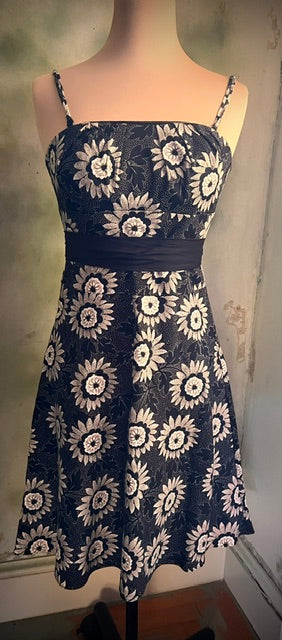 White House Black Market Size 2 Black White Floral Sundress Cotton Fit & Flare
