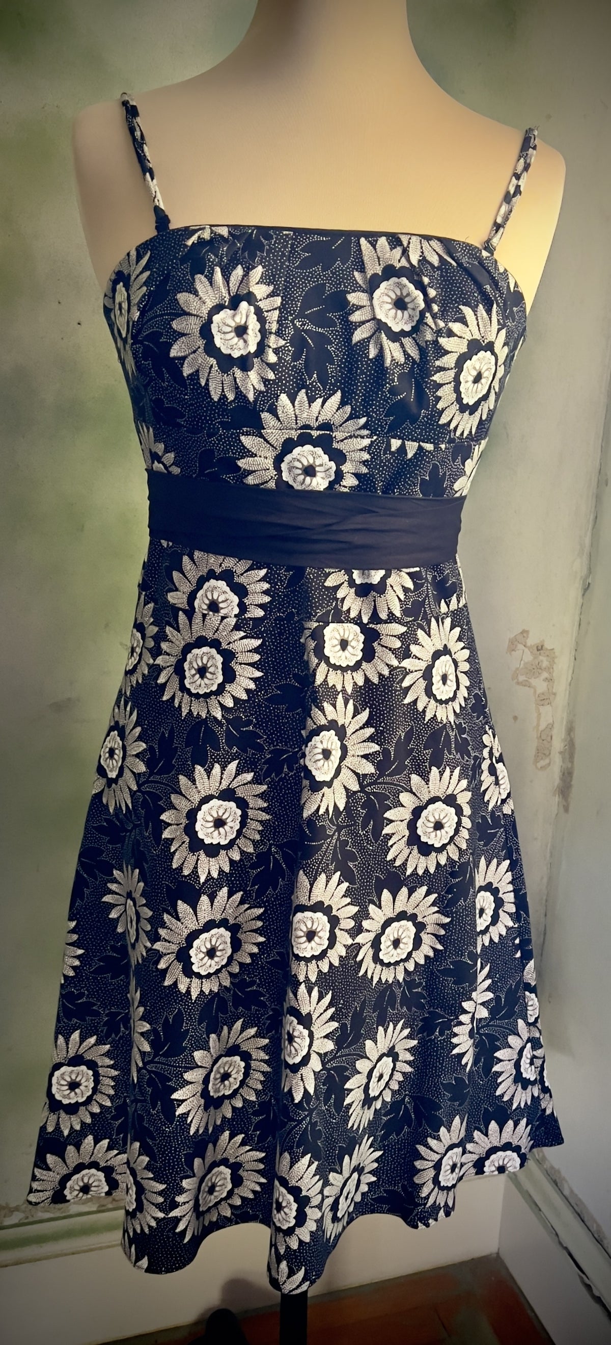 White House Black Market Size 2 Black White Floral Sundress Cotton Fit & Flare