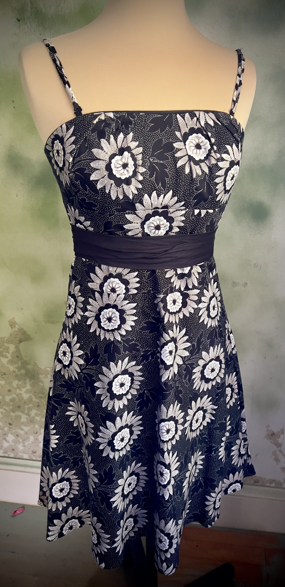White House Black Market Size 2 Black White Floral Sundress Cotton Fit & Flare