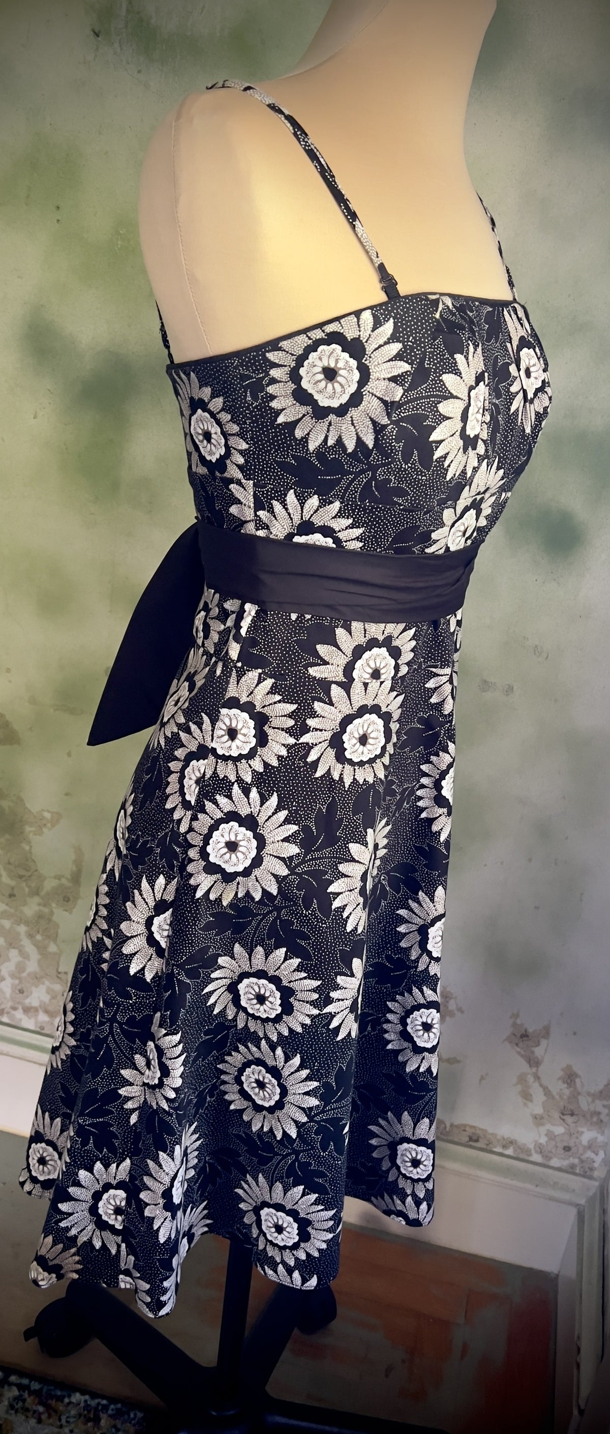 White House Black Market Size 2 Black White Floral Sundress Cotton Fit & Flare