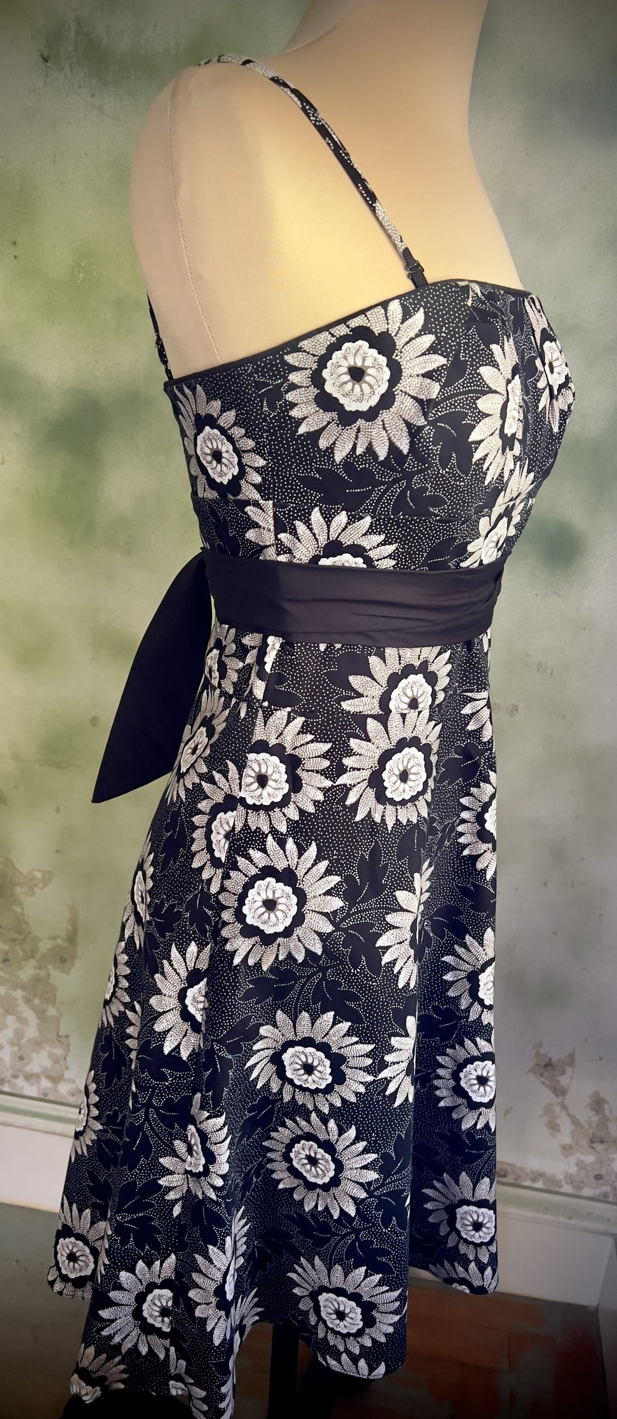 White House Black Market Size 2 Black White Floral Sundress Cotton Fit & Flare