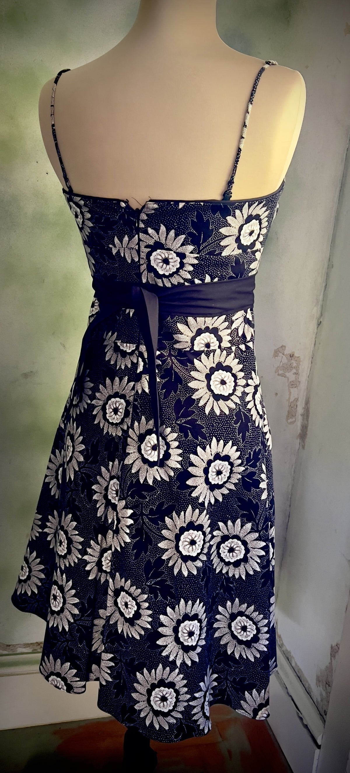 White House Black Market Size 2 Black White Floral Sundress Cotton Fit & Flare