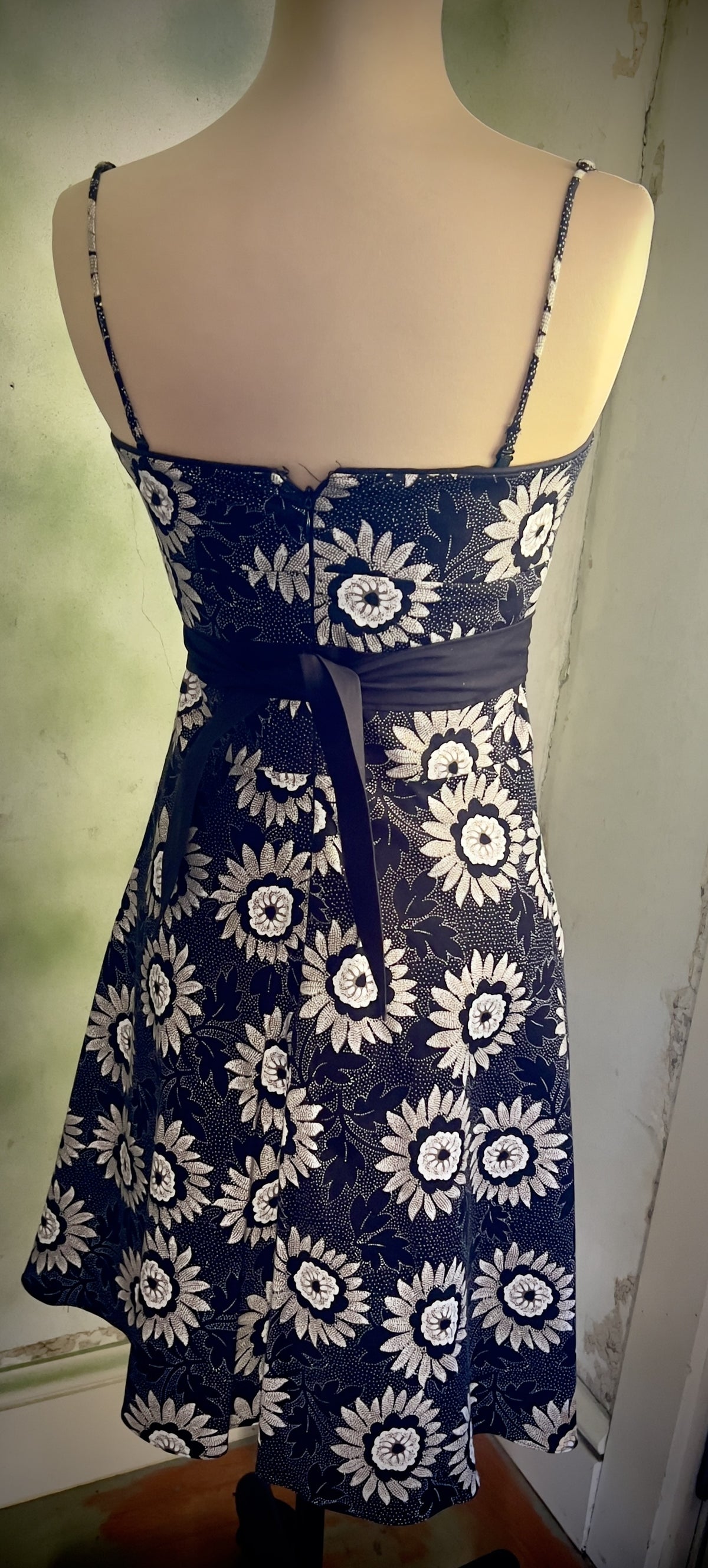 White House Black Market Size 2 Black White Floral Sundress Cotton Fit & Flare